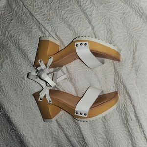 Madden Girl S. 11 Faux White Leather & Faux Tan Wood White Rubber Bottom Clogs